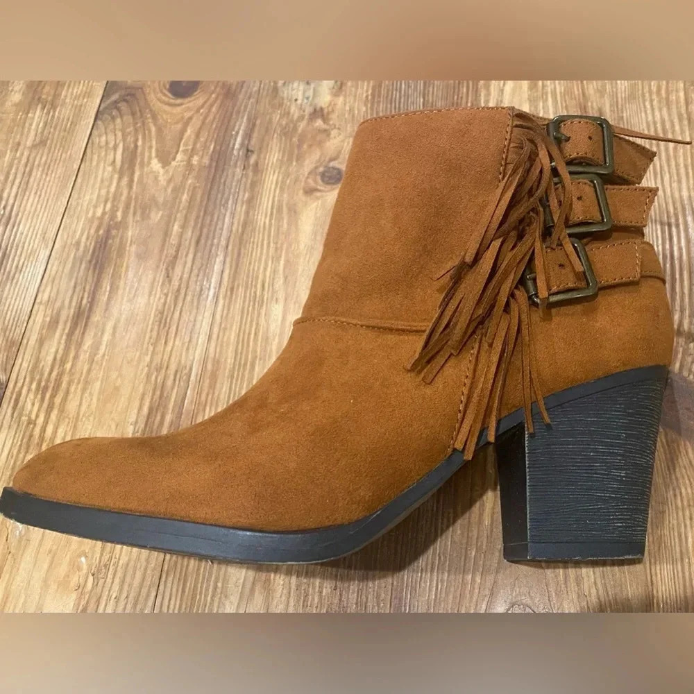 Bamboo Women’s Avenge Carmel Brown Faux Suede Ankle Western Boots Heel 7.5 NEW